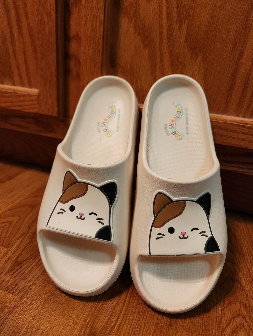 Squishmallow, Calico cat Slide Sandals - White with Brown & Black sz 9/10